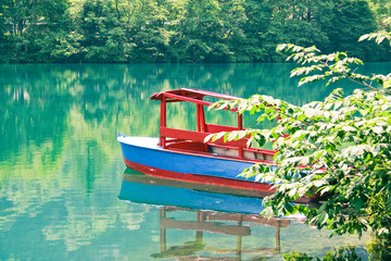 Obraz premium beautiful lake landscape, boat on the water