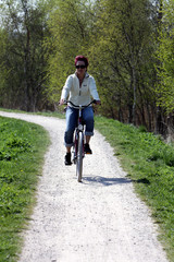 Frau f&auml;hrt Fahrrad
