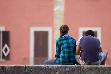 Coppia in relax sul muretto