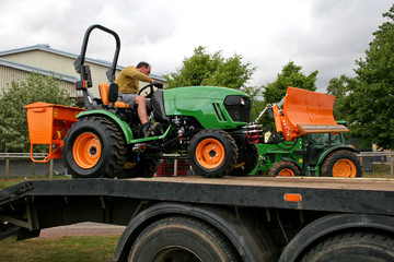 Obraz premium man driving tractor