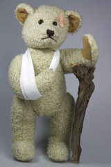 Verletzter Teddy mit Stock