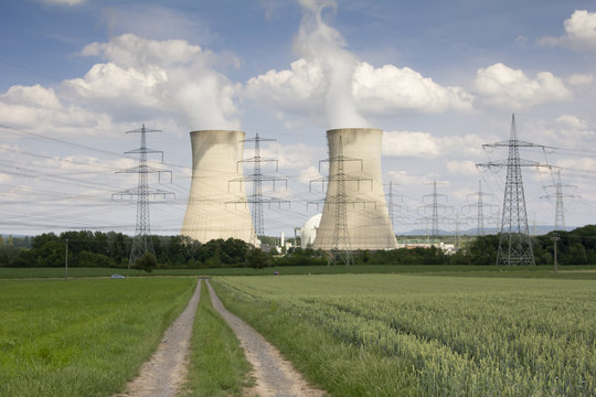 Weg zum Atomkraftwerk
