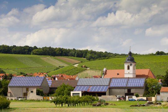 Solaranlagen auf den D&auml;chern einer kleinen Ortschaft