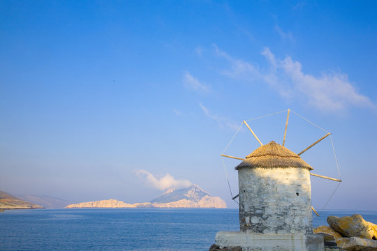 gr&egrave;ce; cyclades; amorgos :  moulinr dans le port d' egiali
