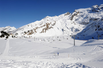 Fototapeta na wymiar Piste di sci ad Engelberg nelle alpi svizzere