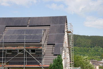 Wohnhaus mit Solaranlage im Bau