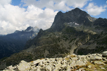 skalisty szczyt w chmurach