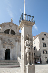 Obraz premium Statue of Roland in walled city of Dubrovnic Croatia