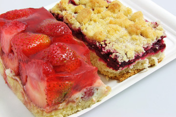 Erdbeerkuchen und Kirschstreußel