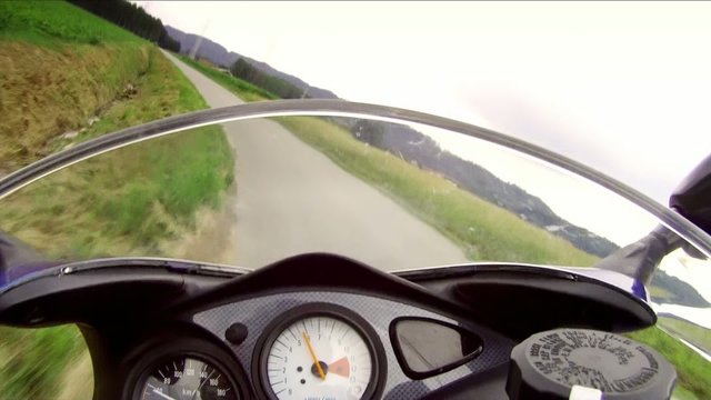 sulla moto ad alta velocit&agrave;