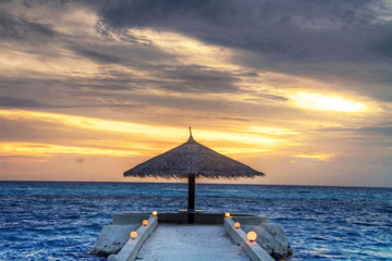 Idyllic sunset over indian ocean - Maldives