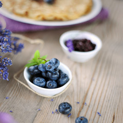 heidelbeeren und pfannkuchen