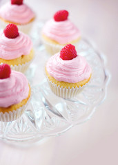 süße himbeercupcakes