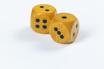 Holzwürfel auf weißem Hintergrund / Wooden cubes on white backgr