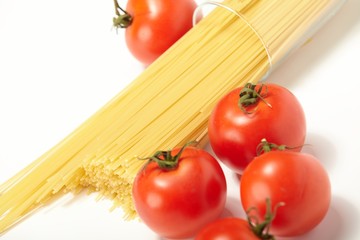 Raw spaghetti and fresh tomatoes