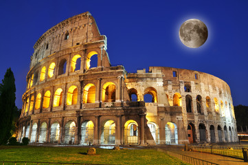 Fototapeta na wymiar Colosseum with full moon