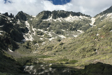 Fototapeta na wymiar glacial laguna in Sierra de Gredos