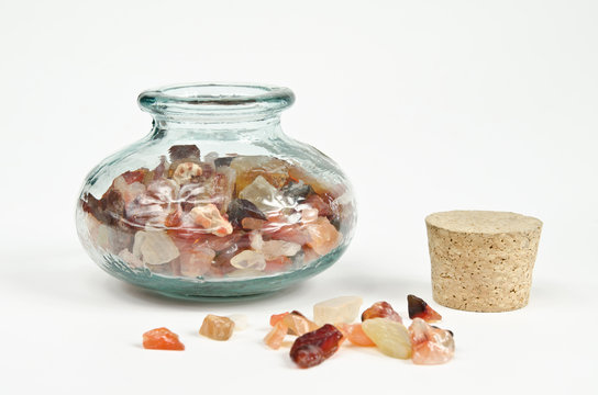 Glasflasche mit Mineralien, Zitrin