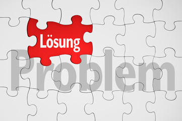 Puzzle mit rotem Hintergrund und Problem und L&ouml;sung
