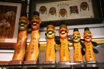 Naklejka premium Changsung - Traditional artworks in an insadong suvniershop