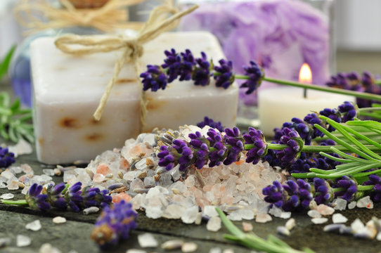 Badesalz und Seife mit Lavendel