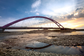 Fototapeta na wymiar Kolor Czerwony Most Zachód, Chuk Yuen, Taoyuan County, Tajwan