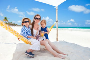 Fototapeta na wymiar Rodzina na wakacje na plaży