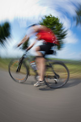 Fototapeta na wymiar Seria Kolarstwo: rowerzysta na rowerze na zewnątrz (zniekształcenia obiektywu rybie oko