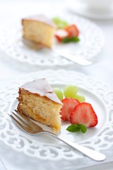 Zitruskuchen mit Beeren