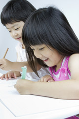 勉強する女の子