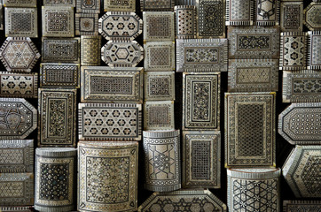 Boîtes de souvenirs décorés au marché du souk du Caire en Egypte