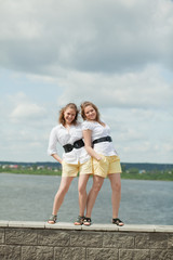 girls twin sisters