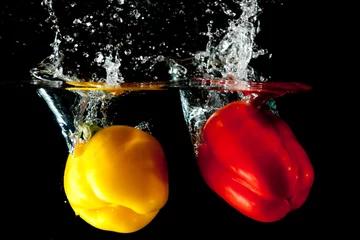 Crédence de cuisine en verre imprimé Éclaboussures deau Éclaboussure d& 39 eau aux poivrons rouges et jaunes