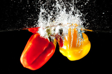 Éclaboussure d& 39 eau aux poivrons rouges et jaunes