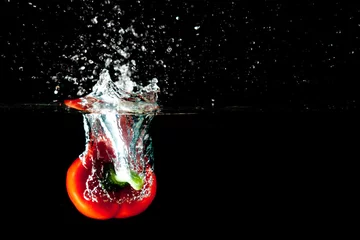 Crédence de cuisine en verre imprimé Éclaboussures deau Éclaboussure d& 39 eau au poivron rouge