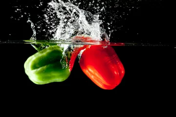 Photo sur Plexiglas Anti-reflet Éclaboussures deau Éclaboussure d& 39 eau au poivre rouge et vert
