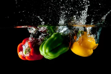 Crédence de cuisine en verre imprimé Éclaboussures deau Éclaboussure de poivron rouge, jaune et vert
