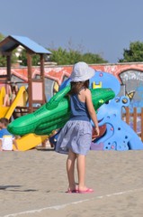 Fototapeta na wymiar Dziewczynka na plaży