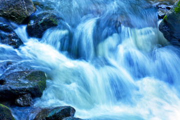 Bach mit Wasser und Steinen im Gebirge