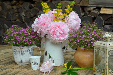 rosa Garten Dekoration Tisch Blumen