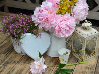 Fototapete Pfingstrosen Garten Dekoration Shabby Tisch Blumen  © fichtelsonne