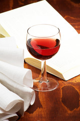 bicchiere di vino rosso sul tavolo