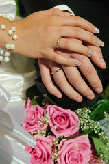 Obraz na płótnie Canvas Wedding Bouquet with hands and rings