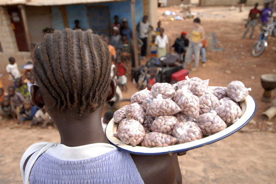africa, mali, kassaro, venditrice di pistacchi
