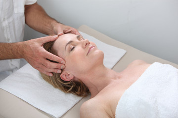 Fototapeta na wymiar Woman having a head massage