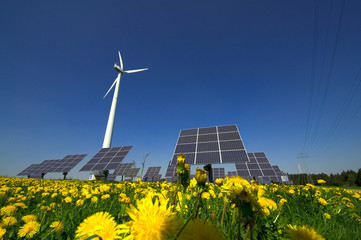 Windrad und Solarzellen