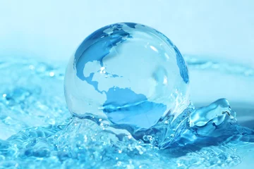 Papier Peint photo autocollant Eau Globe en verre dans l& 39 eau