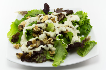 Ensalda verde con frutos secos y salsa de yogurt