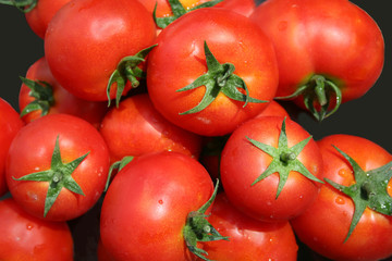 red tomatoes at the market