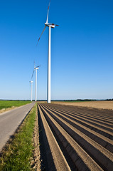 Windkraftwerk am Feld
